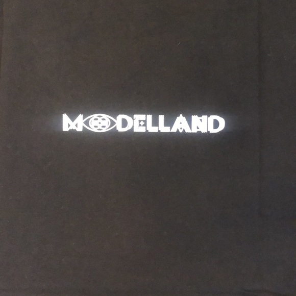 NWOT Tyra Banks ModelLand “__,but make it Fashion” Short Sleeve Tee Size Large - Picture 12 of 15